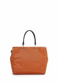 Orangene Stofftragetasche mit rechteckiger Form, schwarzen Griffen, silberner Beschlägen und sichtbaren Nähten an den Seiten.