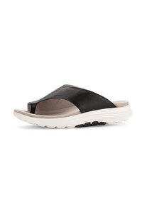 Sandalias deslizantes de cuero negro con un diseño abierto en la parte delantera, plantilla acolchada y suela blanca texturizada. Detalle de correa redondeada para mayor soporte.
