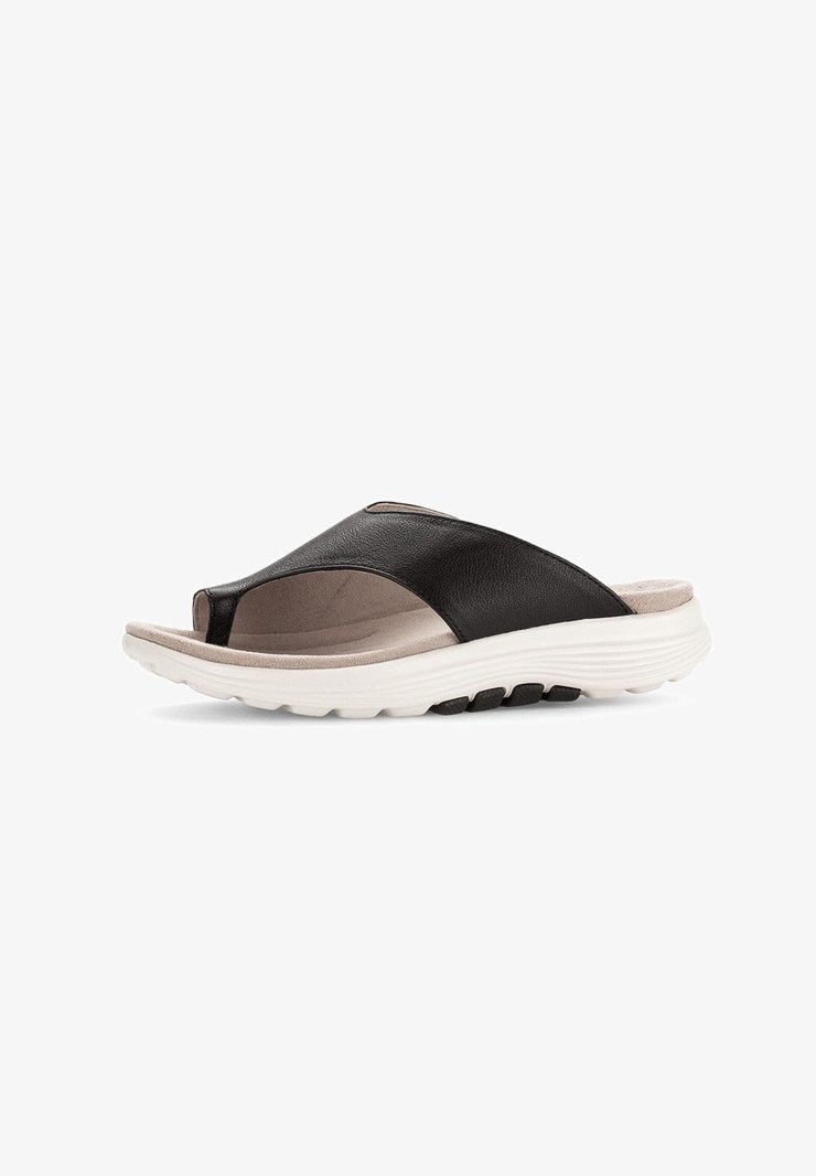 Sandalias deslizantes de cuero negro con un diseño abierto en la parte delantera, plantilla acolchada y suela blanca texturizada. Detalle de correa redondeada para mayor soporte.