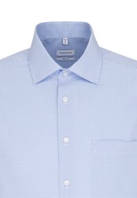 Lichtblauw geruit overhemd met een normale kraag, knoopsluiting en een borstzak. Gemaakt van een katoenmix.
