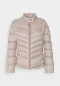 Světle růžová zateplená bunda s vysokým límcem, horizontálním prošíváním a předním zipem. Má boční kapsy a hladký, lesklý povrch.