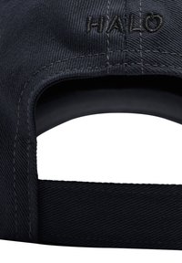 Czarna czapka z daszkiem, widok z tyłu, pokazująca regulowany pasek i haftowany napis "HALO" nad otworem.