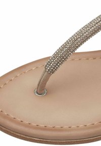 Žalios spalvos flip-flop šlepetės su paminkštintu pado, turinčios blizgų, deimantuotas dirželį ir apvalų metalinį dekoraciją prie pagrindo.