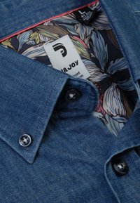Denim overhemd met een donkerblauwe textuur, voorzien van een bloemenpatroon aan de binnenkant, zwarte knopen en een label met het 'P'-logo gestikt op de kraag.