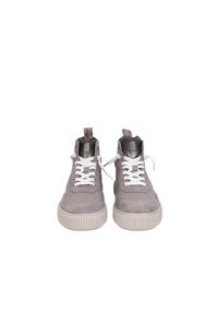 Baskets en daim gris clair avec lacets blancs, bout arrondi, semelle à relief texturée et accents métalliques sur la languette et le talon.