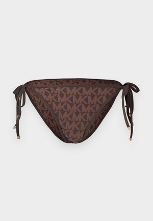 Bas de bikini marron foncé avec des liens latéraux, présentant un motif répétitif du logo "MK" dans des tons marron plus clairs.