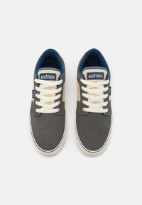 Etnies BARGE - Sporta apavi - grey/navy