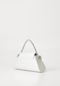 Borsa sintetica bianca di forma triangolare, con un design elegante e un manico intrecciato in argento brillante. Chiusura a patta magnetica.