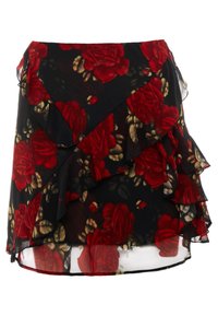 Jupe noire avec un motif floral de roses rouges et de feuilles vertes. Comprend des couches froncées à l'avant et une texture de tissu transparent.