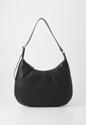 Schwarze Hobo-Tasche aus glattem, strapazierfähigem Material. Verfügt über einen einzelnen verstellbaren Tragegurt und ein dezentes, eingeprägtes Logo auf der Vorderseite.
