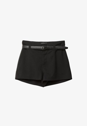 Shorts neri su misura con tasche laterali e una cintura in pelle nera slim con fibbia argentata su sfondo bianco.