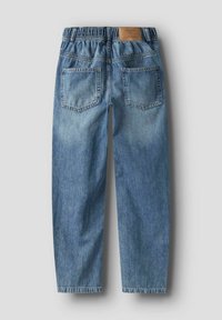 Jeans en denim bleu avec une taille élastique, deux poches arrière et une étiquette marron à la taille. Texture légèrement délavée sur l'ensemble.