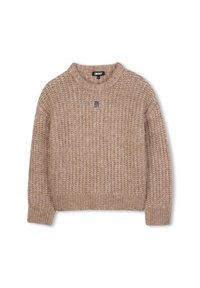 Pull en maille beige avec un col montant, un motif texturé, des poignets et un ourlet côtelés, et une petite étiquette logo sur la poitrine.