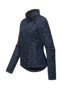 Giacca blu texturizzata con colletto alto, tasca laterale con cerniera e fodo in pile. Vestibilità aderente al corpo con maniche lunghe.