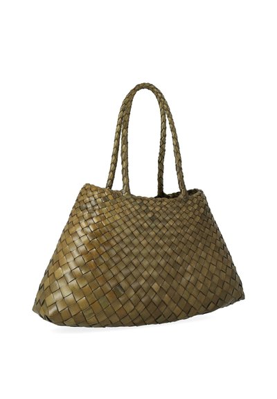 Bolsa tote de cuero trenzado en verde oliva con una forma angular, que cuenta con dos asas trenzadas y una superficie texturizada y tejida.