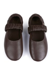 Zapatos de piel marrón tipo slip-on con puntera redondeada, que cuentan con un puño elástico recogido alrededor de la apertura para mayor comodidad y ajuste.