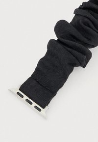 Μαύρη υφασμάτινη ζώνη ρολογιού με πτυχωτή υφή, με ασημένια μεταλλικά στοιχεία και πολλαπλές οπές για ρύθμιση μεγέθους.