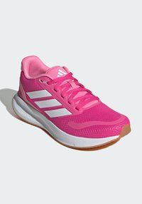 Baskets de sport roses avec une tige en mesh respirant, des rayures blanches, un col rembourré et une semelle en caoutchouc dotée de la technologie Cloudfoam.