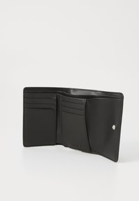 Schwarze Lederbörse mit mehreren Kartenfächern, glatter Textur, kompaktem Design und Druckknopfverschluss. Satinfinish mit dezenten Stichdetails.
