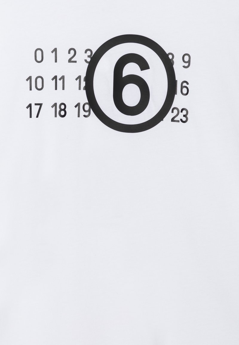 Numeri neri disposti in righe su uno sfondo bianco, con il numero 6 ingrandito e cerchiato in modo prominente al centro.