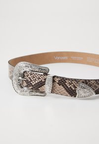 Ceinture en cuir avec un motif python dans des nuances de marron et de beige, dotée d'une boucle ornée en argent et d'accents ornementaux.