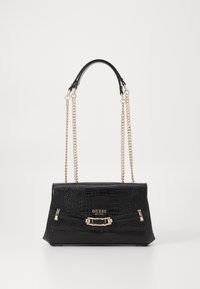 Schwarze Handtasche aus Kunstleder mit Krokodileffekt, ausgestattet mit einem goldfarbenen Kettenriemen, vorderer Schnallenverzierung und einer strukturierten Form.