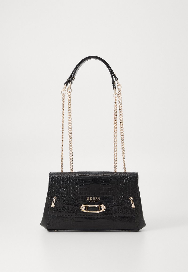 Schwarze Handtasche aus Kunstleder mit Krokodileffekt, ausgestattet mit einem goldfarbenen Kettenriemen, vorderer Schnallenverzierung und einer strukturierten Form.
