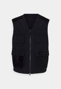 Czarna bezrękawnikowa kamizelka z przednim zamkiem błyskawicznym, czterema kieszeniami z patkami, siateczkowymi panelami po bokach oraz naszywką "HUGO" na dolnej prawej kieszeni.
