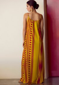 Next REGULAR FIT- TRAPEZE SHAPE RUCHED - Haljina od žerseja - yellow  pink pattern