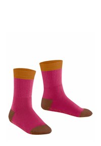 Roze sokken met een geribde textuur, bruine teen- en hielaccenten, met een effen bruine boord. Het ontwerp is eenvoudig en levendig.