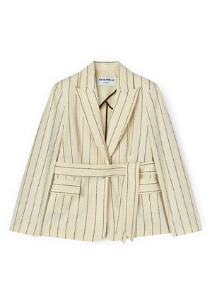 Kermansävyinen bleiseri, jossa ohuet mustat pystysuorat raidat, leveät kaulukset, pitkät hihat, kaksi etutaskua ja vyötäröllä samanlainen kangasvyö.