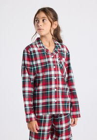 Conjunto de pijama de cuadros rojos y verdes hecho de suave franela, que incluye una camisa abotonada con un bolsillo y pantalones de cintura elástica a juego.