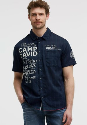 Camp David, CAMP DAVID KURZARMHEMD MIT WEBSTRUKTUR UND LOGO PRINTS - Hemd - blue navy