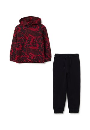 Rood en zwart hoodie met het tekstpatroon "MARVEL", gecombineerd met zwarte trainingsbroek met een elastische taille en boorden.