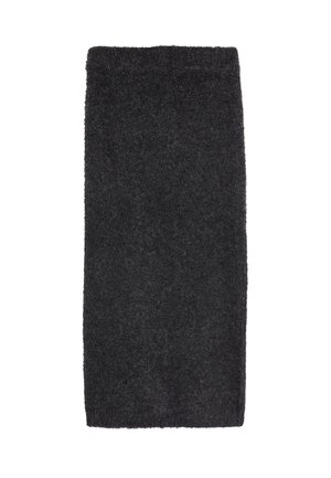 Czarny, polarowy szalik o miękkiej fakturze, prostokątnym kształcie i bez widocznych wzorów czy elementów metalowych. Krawędzie są lekko surowe.