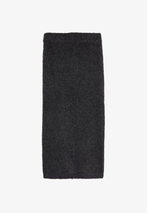 Czarny, polarowy szalik o miękkiej fakturze, prostokątnym kształcie i bez widocznych wzorów czy elementów metalowych. Krawędzie są lekko surowe.