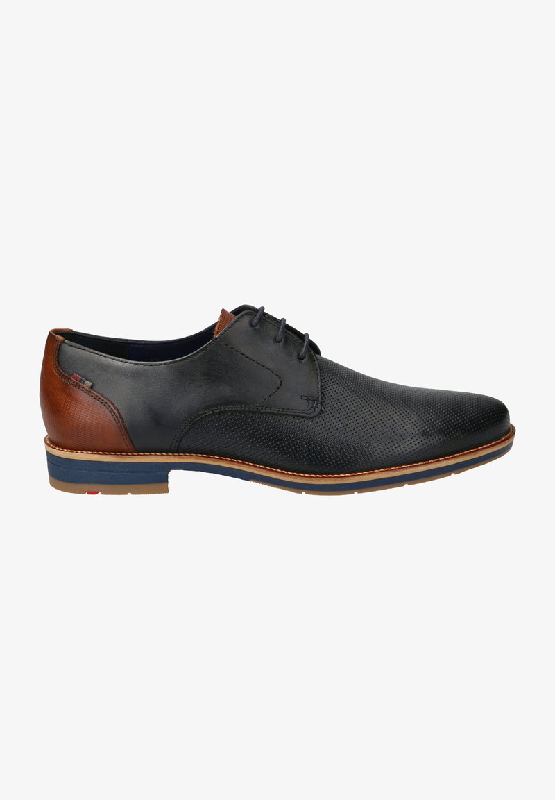 Scarpa in pelle nera con design perforato e dettagli in pelle marrone. Presenta una punta tonda e una suola in gomma blu a contrasto.