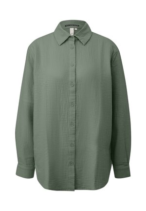 Koszula z długim rękawem na guziki, o fakturowanej tkaninie w stonowanym zielonym kolorze, z zakończonym ostrym kołnierzem i luźnym krojem.