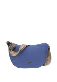 Borsa a spalla in nylon blu con forma curvata, caratterizzata da un accentuato motivo mappa testurizzato sulla tracolla e un logo metallico sulla parte frontale.