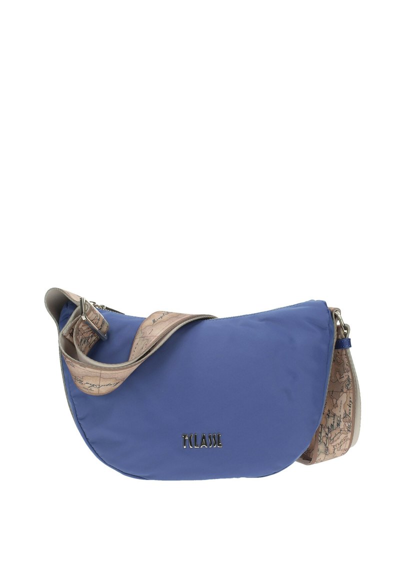 Borsa a spalla in nylon blu con forma curvata, caratterizzata da un accentuato motivo mappa testurizzato sulla tracolla e un logo metallico sulla parte frontale.