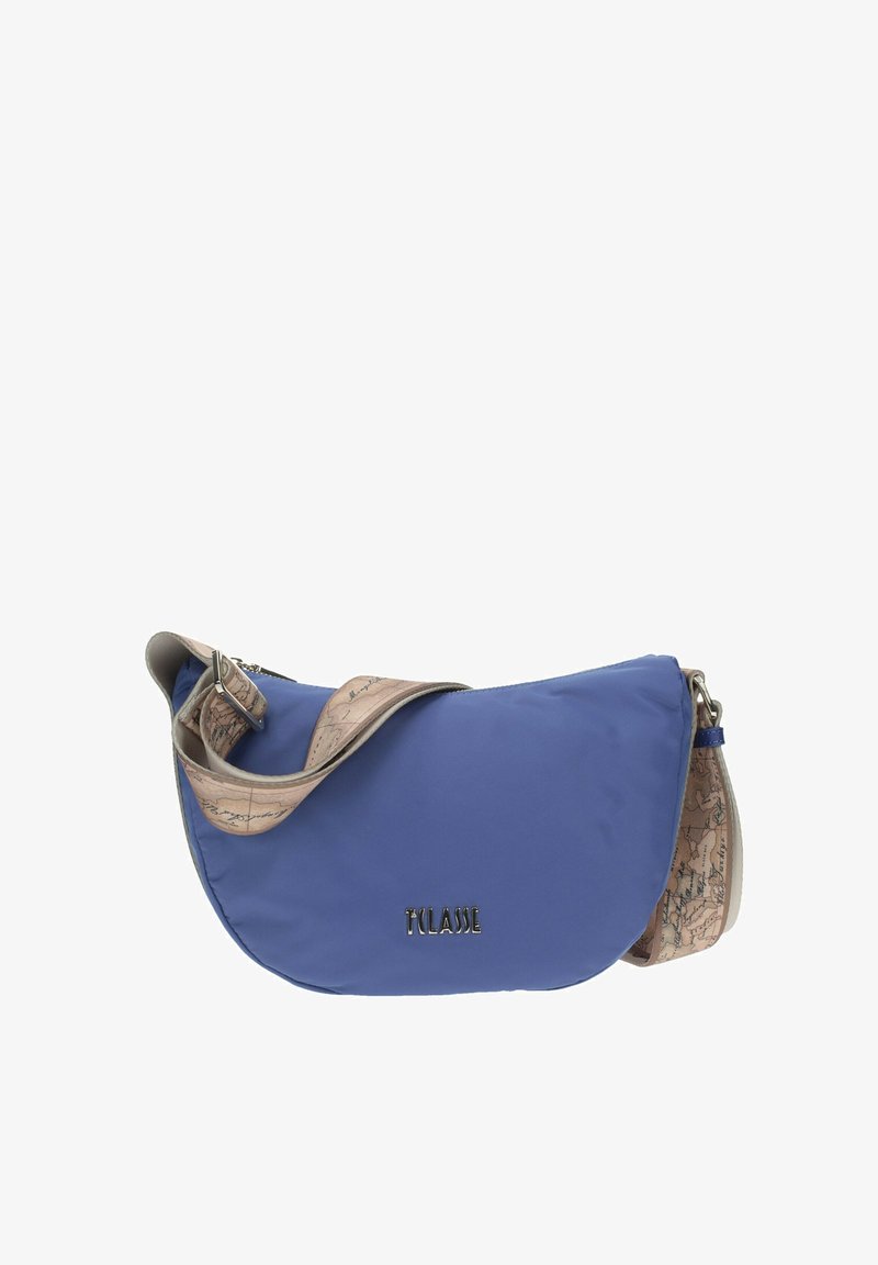 Borsa a spalla in nylon blu con forma curvata, caratterizzata da un accentuato motivo mappa testurizzato sulla tracolla e un logo metallico sulla parte frontale.