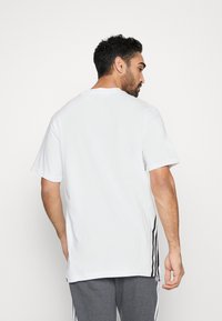 adidas Sportswear T-shirt con stampa - white