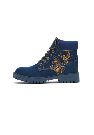 Blå denim snørestøvle til anklen med brun dragedesign på siden og tyk gummisål.