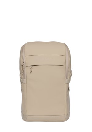 Beige rektangulær ryggsekk med lomme foran med glidelås, polstrede sider og doble glidelåstrekk på hovedrommet.