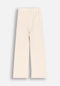 Kremowe spodnie o szerokich nogawkach z teksturowanym, prążkowanym wzorem i elastycznym pasem. Materiał jest miękki z subtelnymi pionowymi paskami.