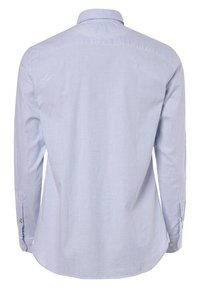 Camisa de manga larga a rayas azul claro y blanco con cuello puntiagudo, puños con botones y dobladillo curvo. La tela parece suave y tejida.