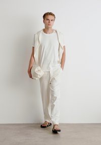 Calvin Klein Jeans BADGE TURN UP SLEEVE - Basic póló - ivory