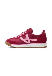 Röda mockaskor med rosa accenter, med perforerade detaljer, en texturerad gummisula och platta snören. Klassisk sportdesign.