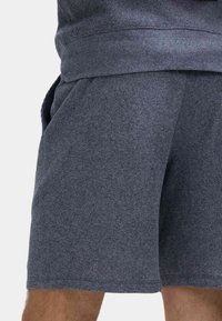 Marineblaue Baumwollshorts mit strukturiertem Finish, elastischem Bund und Seitentaschen, entworfen für Komfort und Freizeitkleidung.