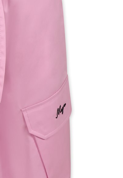 Roze waterdichte jas met een zijzak met geborduurd detail, een gladde textuur en een modern, gestructureerd ontwerp.